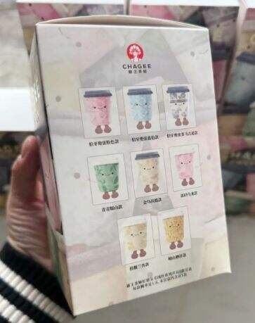 霸王茶姬新周边引争议,被指抄袭某玩偶品牌,网友:相似度高达90%