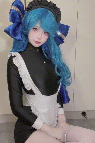 LOL格温女仆服COS:白袜勒腿,蓝发甜心,笑起来简直太迷人