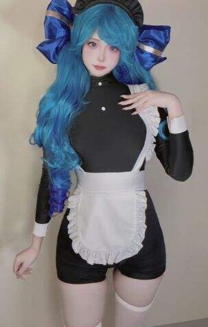 LOL格温女仆服COS:白袜勒腿,蓝发甜心,笑起来简直太迷人