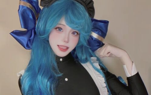 LOL格温女仆服COS:白袜勒腿,蓝发甜心,笑起来简直太迷人