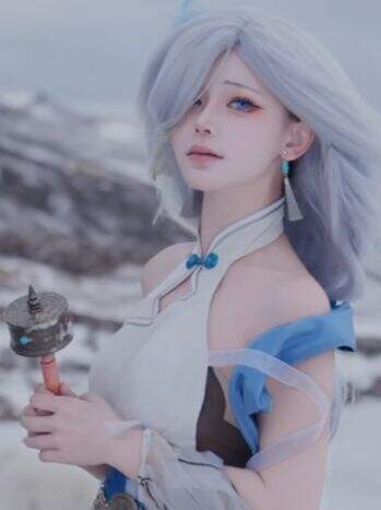 《原神》申鹤雪山COS：00后小姐姐太敬业，气质很绝，网友：美丽冻人