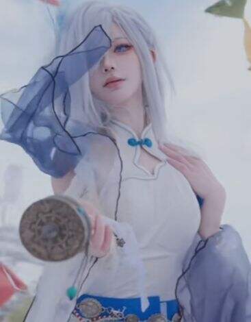 《原神》申鹤雪山COS：00后小姐姐太敬业，气质很绝，网友：美丽冻人
