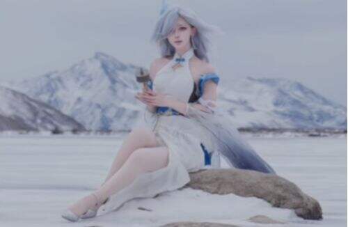《原神》申鹤雪山COS：00后小姐姐太敬业，气质很绝，网友：美丽冻人