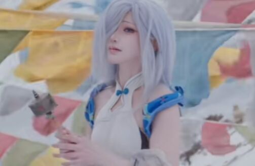 《原神》申鹤雪山COS：00后小姐姐太敬业，气质很绝，网友：美丽冻人