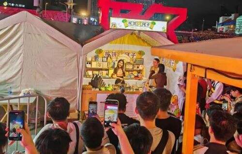 狗头萝莉更换卖饼地点，称要坐11个小时硬座，网友：高铁不坐卖惨