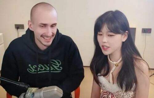 沫子邀请外国男子当嘉宾，遭观众调侃草草离去，罕见现场怒怼网友