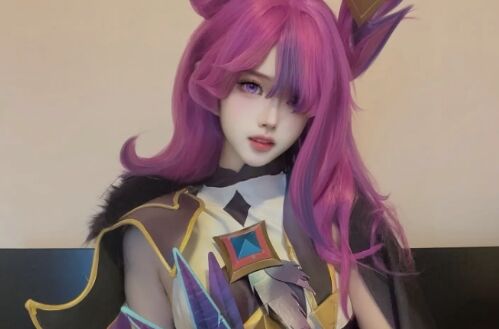 LOL霞超还原COS:媚眼如丝,气场爆棚,没想到洛吃这么好