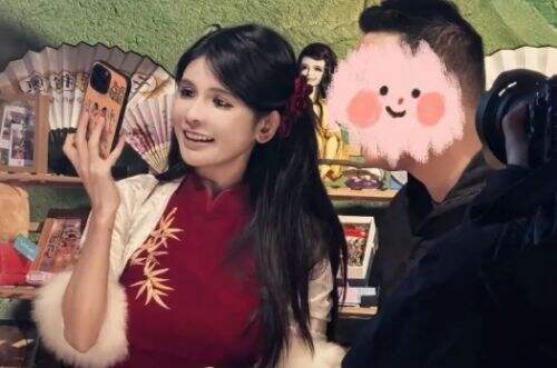 狗头萝莉换新风格,被粉丝吐槽穿太少,赶忙穿上厚外套,网友不淡定了
