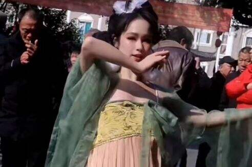 女主播冬天光脚直播,称自己月收入仅2000,网友:还不如进厂打螺丝