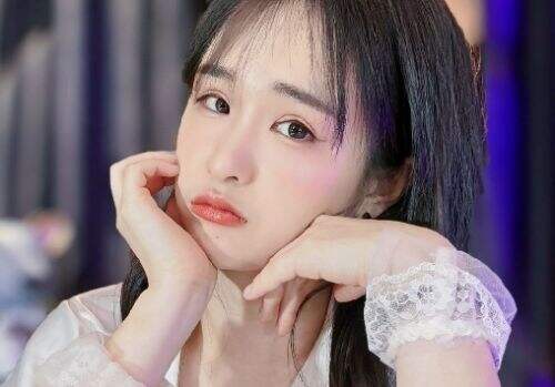 女主播冬天光脚直播,称自己月收入仅2000,网友:还不如进厂打螺丝