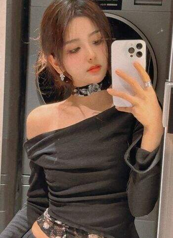 美女主持Rita晒顶级美照,黑色露肩装诱惑满满,纯欲风简直太合适了