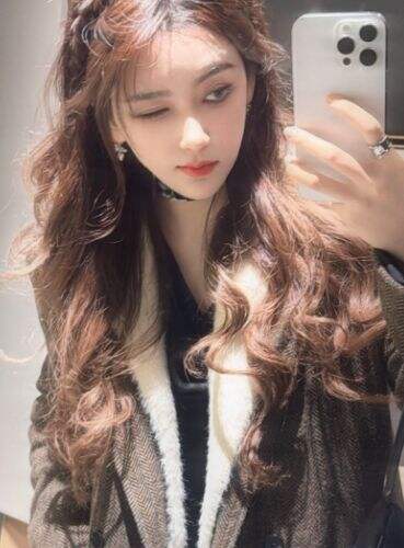 美女主持Rita晒顶级美照,黑色露肩装诱惑满满,纯欲风简直太合适了