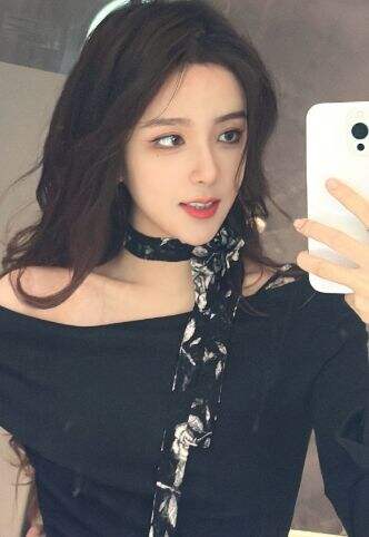 美女主持Rita晒顶级美照,黑色露肩装诱惑满满,纯欲风简直太合适了