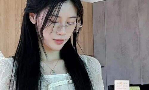 美女主播承认自己身材有科技,称目前已经都取出,不再那么好看了
