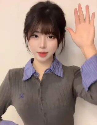 “高配版周淑怡”直播间放大招,借着酒劲疯狂摇摆,网友:整这么大