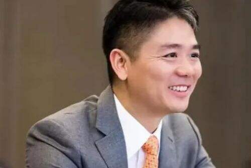 刘强东给自己小学老师每人发10万，不忘初心懂感恩，获网友一致好评