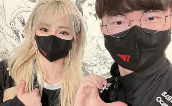 Faker疑似和女粉丝恋爱,女友清纯可爱,两人举止亲密互动频繁
