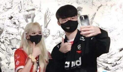 Faker疑似和女粉丝恋爱,女友清纯可爱,两人举止亲密互动频繁