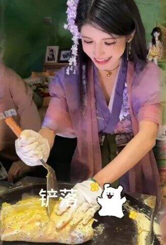 狗头萝莉晒煎饼制作过程,技术熟练获粉丝称赞,这下黑粉狠狠打脸了