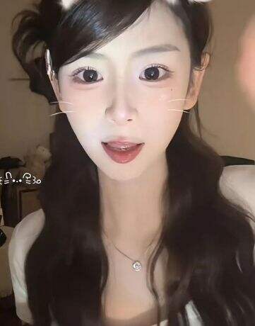 美女打分博主一夜爆火,众男粉频频连线求被骂,网友:理解不了