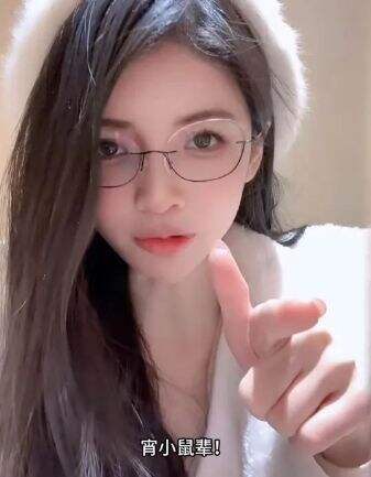 狗头萝莉煎饼摊被质疑不干净,拿出证明怒怼网友:“我比你干净多了”