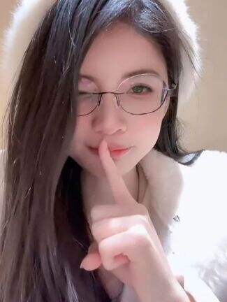 狗头萝莉煎饼摊被质疑不干净,拿出证明怒怼网友:“我比你干净多了”