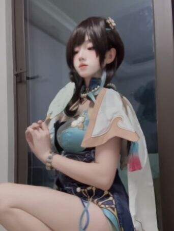 《崩铁》阮梅原皮COS：修身旗袍，修长美腿，清冷高雅令人心动