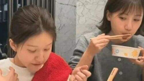 赵露思7天速愈引热议，从坐轮椅到盘腿看书，网友惊呼：演技真不赖