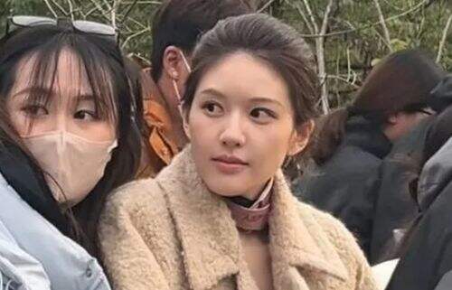 赵露思7天速愈引热议，从坐轮椅到盘腿看书，网友惊呼：演技真不赖