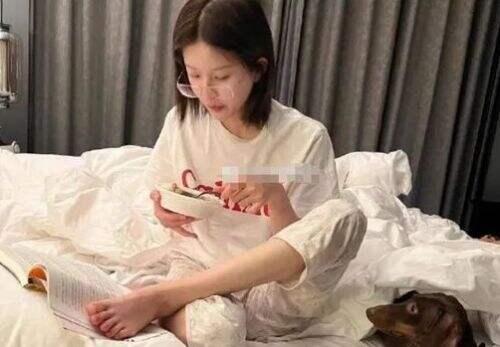 赵露思7天速愈引热议，从坐轮椅到盘腿看书，网友惊呼：演技真不赖