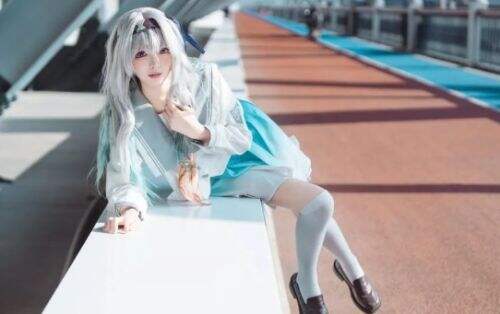 崩坏流萤校服装COS:裙摆飞扬,柔美动人,满眼都是纯情,谁能不爱啊
