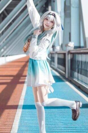 崩坏流萤校服装COS:裙摆飞扬,柔美动人,满眼都是纯情,谁能不爱啊