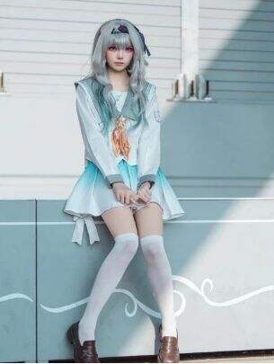 崩坏流萤校服装COS:裙摆飞扬,柔美动人,满眼都是纯情,谁能不爱啊