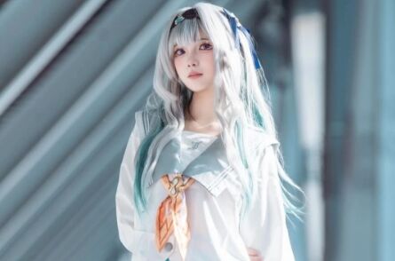 崩坏流萤校服装COS:裙摆飞扬,柔美动人,满眼都是纯情,谁能不爱啊