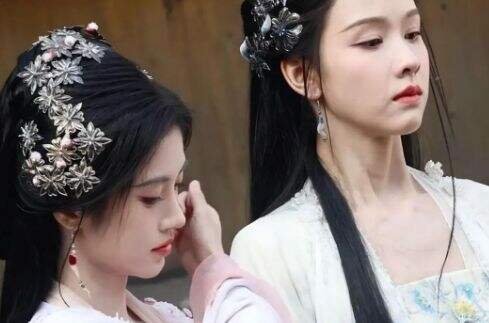 《月鳞绮纪》正式开拍,鞠婧祎蓝衣造型绝美,同框陈都灵搭戏太养眼