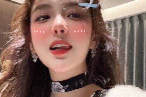 Rita直播被要求“男友视角”，噘嘴表演亲吻动作，榜一大哥直呼受不了