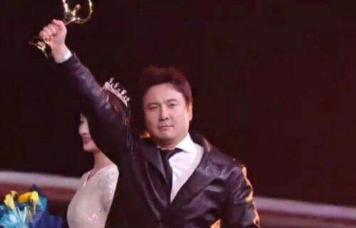 微博之夜秒变整活大会，沈腾喜剧效果拉满，网友：他坐那比小品还好笑