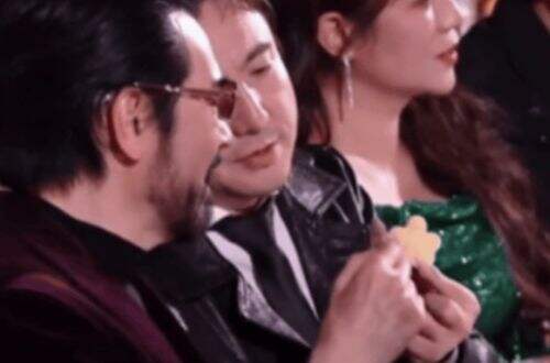 微博之夜秒变整活大会，沈腾喜剧效果拉满，网友：他坐那比小品还好笑