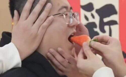 旭旭宝宝直播卖草莓,多次和女主播亲密互动,险些违规被封号