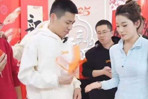 旭旭宝宝直播卖草莓,多次和女主播亲密互动,险些违规被封号