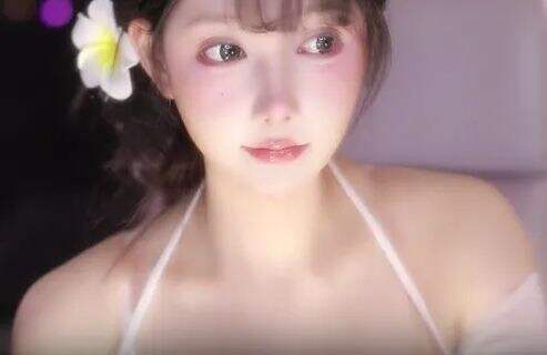 米娜身穿修女服直播，化身舞蹈教室在线教学，称将所有绝活倾囊相授