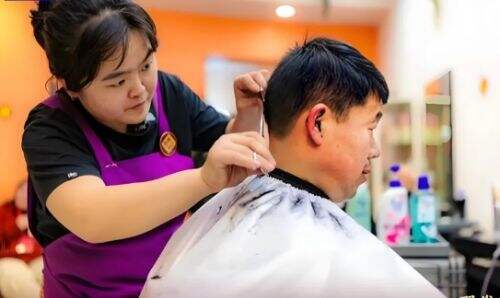 发型师晓华上春晚了,成为春晚特邀发型师,这波流量算是接住了