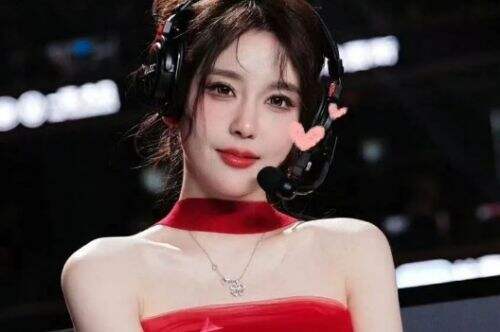 Rita直播展示好身材,竟意外曝光房间布置,被吐槽太凌乱像猪圈