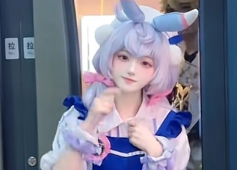《原神》希格雯联名COS:小小护士长太可爱,蓝色短裙小腿袜萌化众人