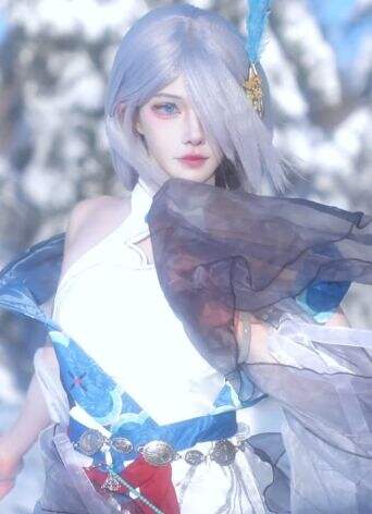 美女雪地里COS申鹤,鼻涕冻成冰柱,冷得直发抖,看到成片被惊艳了