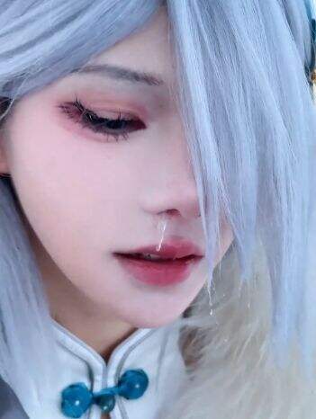 美女雪地里COS申鹤,鼻涕冻成冰柱,冷得直发抖,看到成片被惊艳了