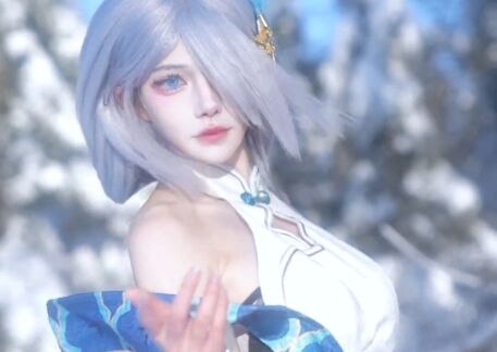 美女雪地里COS申鹤,鼻涕冻成冰柱,冷得直发抖,看到成片被惊艳了