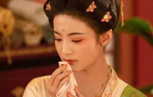 《国色芳华》热度持续上升，本来冲着杨紫去看，却被女二号给惊艳了