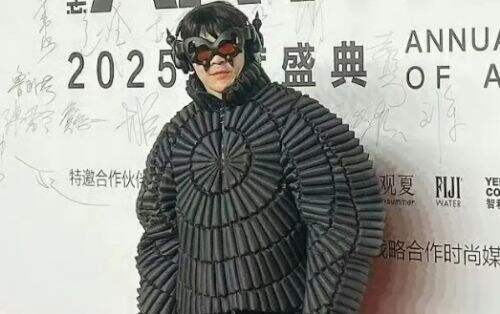 向佐改换“哥斯拉”风格,臃肿扭曲衣装太雷人,本人回应:参考外星人