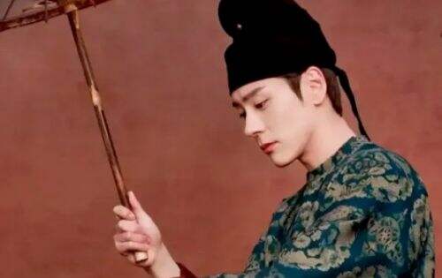 《国色芳华》他饰演渣男前夫哥，离过婚考过公，从偶像转型成实力派